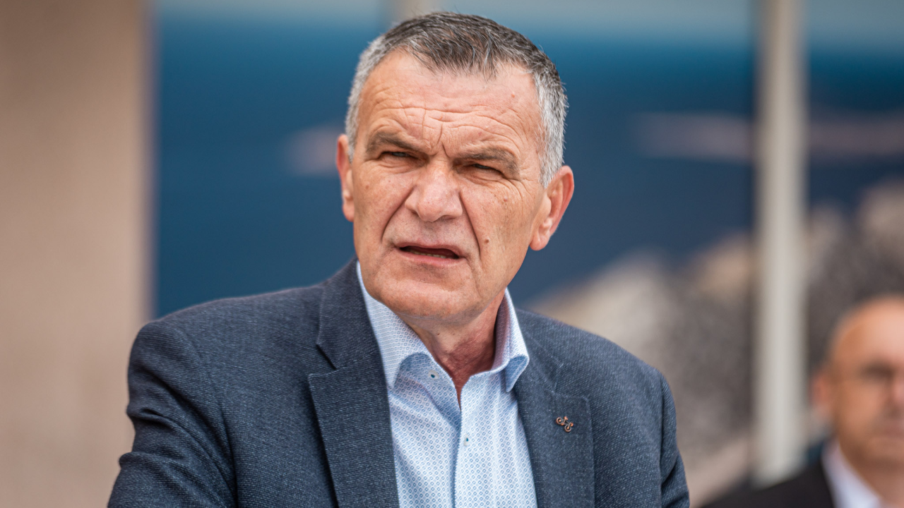 Dujić ne ide na posao biciklom kao Tomašević: Objasnio nam je značenje modnog dodatka koji nosi na sakou