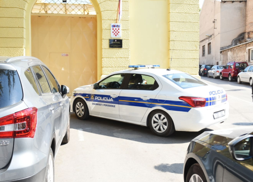 Na parkingu šibenskog trgovačkog centra prijetio smrću tipu koji je htio pričati s njegovom curom i slomio mu prst