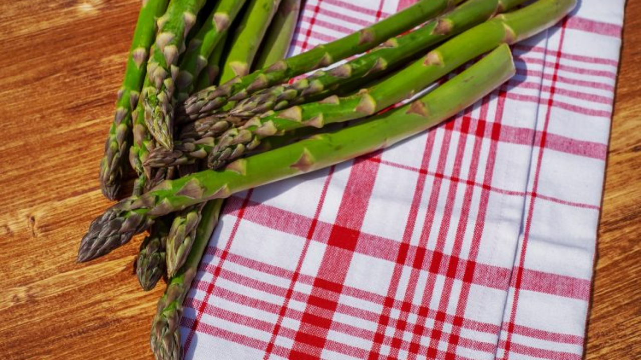 Proljetni rižoto od šparoga za koji će se tražiti porcija više