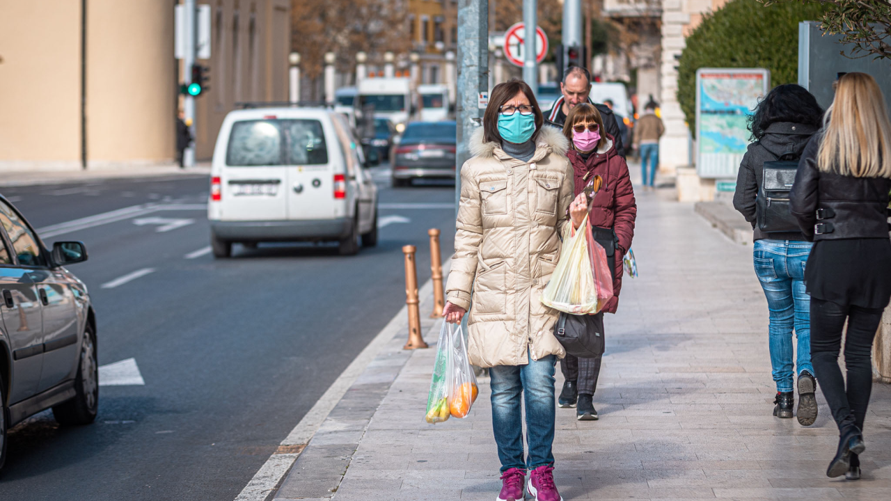 Što stoji iza odluke CDC-a da cijepljenim osobama ne treba maska?