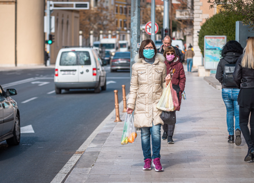 Što stoji iza odluke CDC-a da cijepljenim osobama ne treba maska?