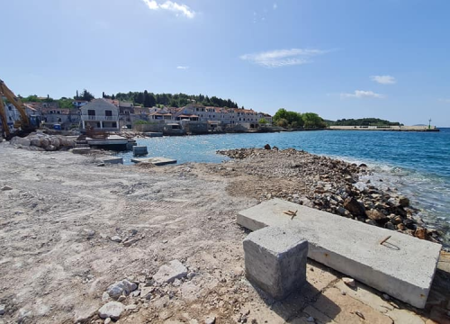 Fotografija 11 - Više od pola godine traju radovi na novoj šepurinskoj rivi: Osim pada bagera u more, nije bilo većih problema