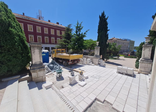 Fotografija 2 - Radovi kod parka i sv. Frane primiču se kraju: Postavljene nove kamene ploče, ostalo je još malo posla