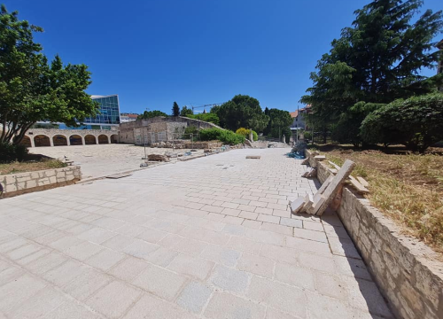 Fotografija 3 - Radovi kod parka i sv. Frane primiču se kraju: Postavljene nove kamene ploče, ostalo je još malo posla