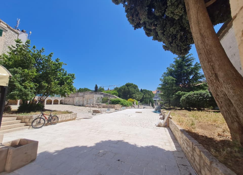 Fotografija 4 - Radovi kod parka i sv. Frane primiču se kraju: Postavljene nove kamene ploče, ostalo je još malo posla