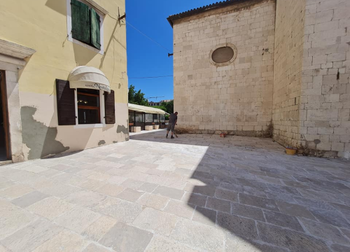 Fotografija 5 - Radovi kod parka i sv. Frane primiču se kraju: Postavljene nove kamene ploče, ostalo je još malo posla