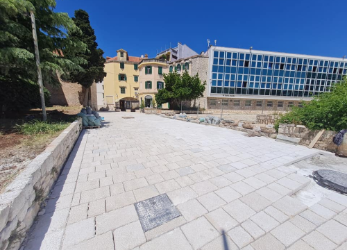 Fotografija 7 - Radovi kod parka i sv. Frane primiču se kraju: Postavljene nove kamene ploče, ostalo je još malo posla