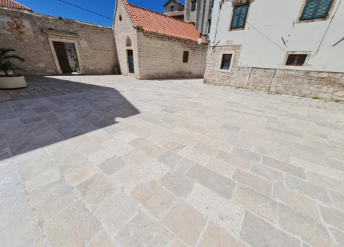 Fotografija 9 - Radovi kod parka i sv. Frane primiču se kraju: Postavljene nove kamene ploče, ostalo je još malo posla