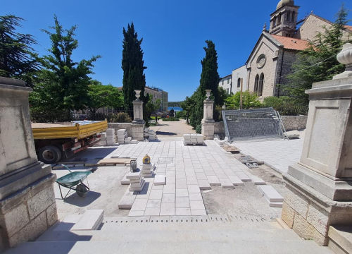 Fotografija 8 - Radovi kod parka i sv. Frane primiču se kraju: Postavljene nove kamene ploče, ostalo je još malo posla