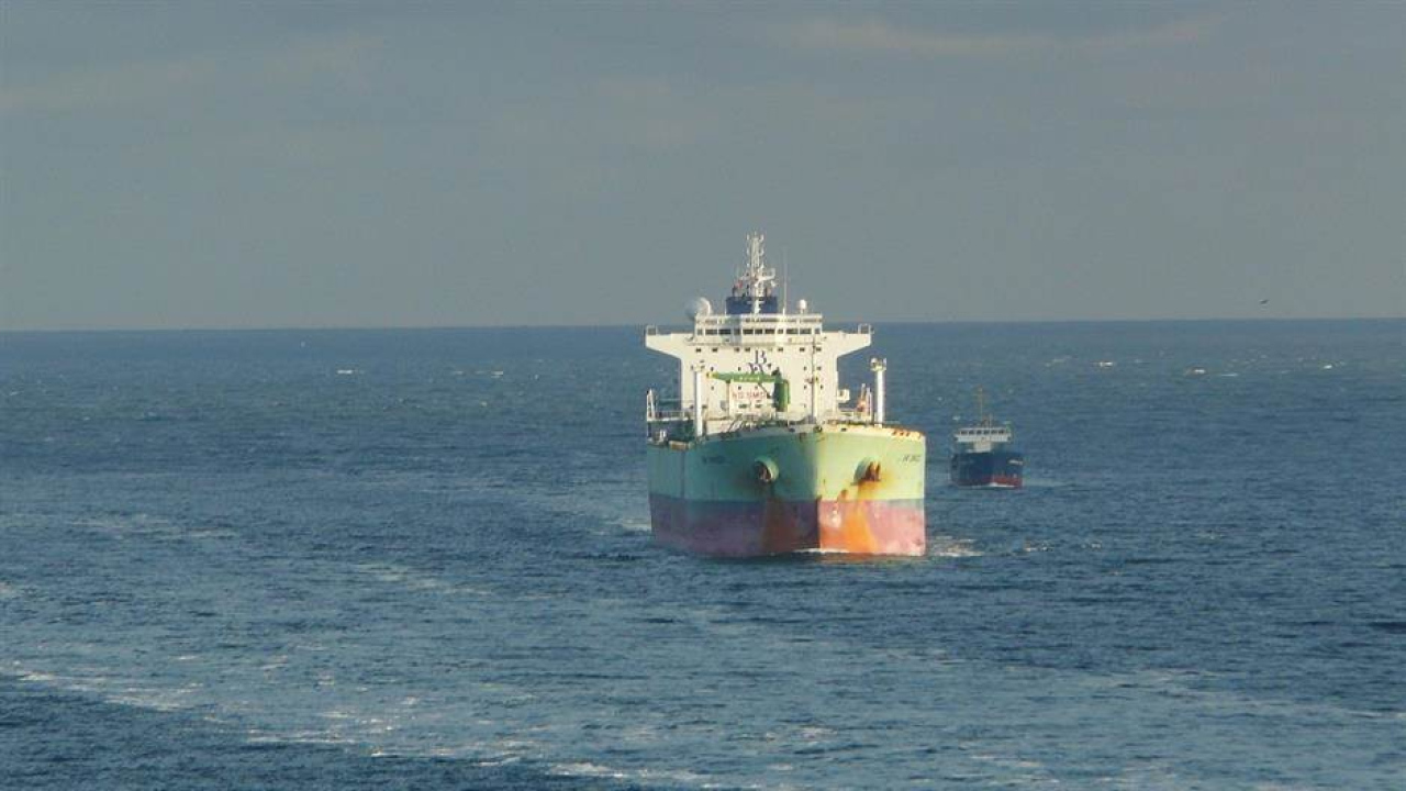 Hrvatski tanker Rava izbjegao katastrofu, izvlačilo ga 8 remorkera