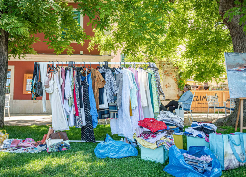 Fotografija 13 - Ispred Azimuta održan prvi Buvljak nakon korona pauze: Opuštena kupovina, kava i druženje na travnjaku