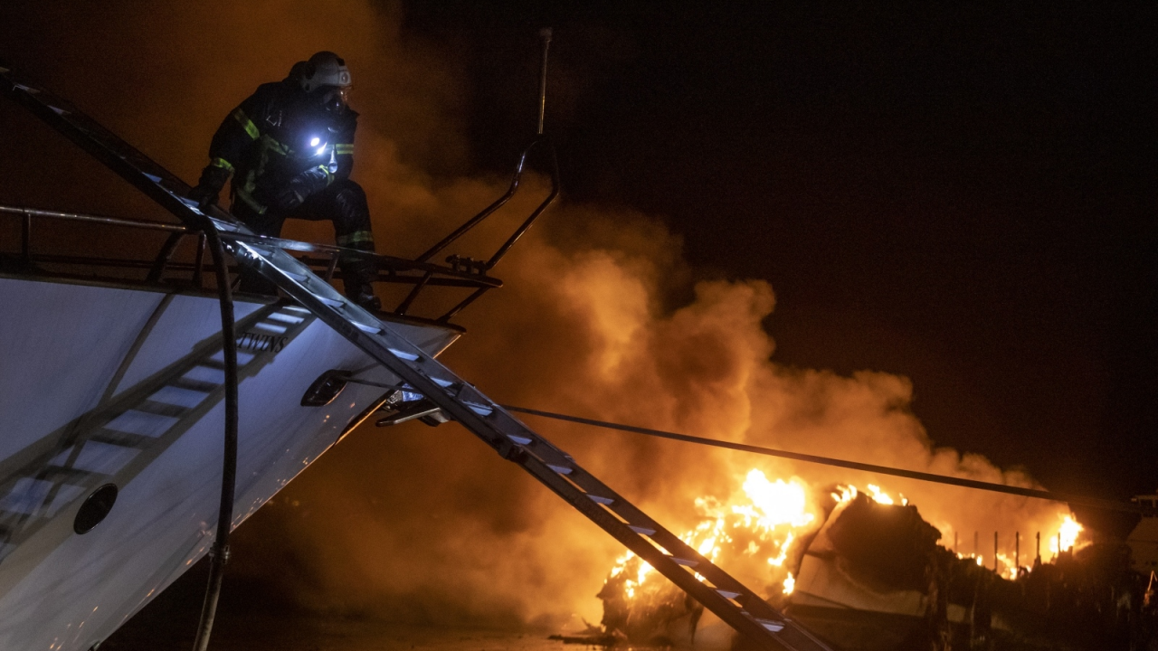 U Kaštelima izgorjelo pet luksuznih jahti, vatra zahvatila još 18: Deseci milijuna eura štete