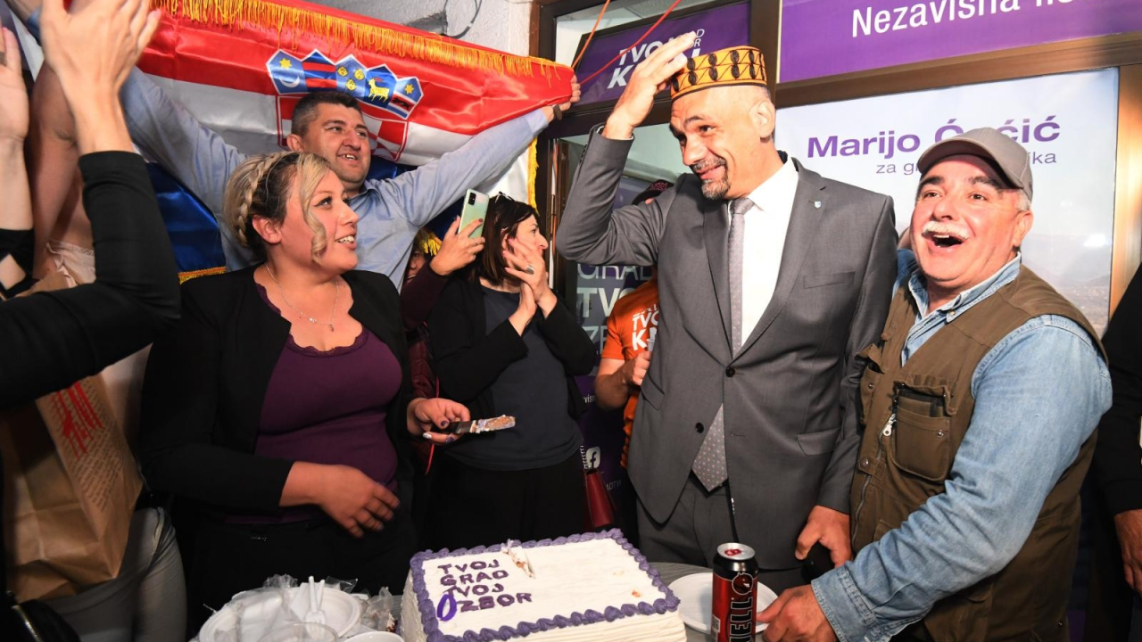 Totalni dernek u Kninu: Pogledajte atmosferu iz stožera Marka Jelića