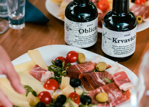 Fotografija 6 - Taste Like Dalmatia: Još danas imate priliku kušati vrhunska vina, maslinova ulja i craft pive, a u subotu na šibenskoj rivi čekaju vas pidoče i debit!