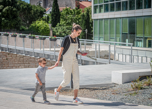 Fotografija 11 - Modno usklađene sugrađanke u lepršavim proljetnim komadima zavladale đirom po gradu