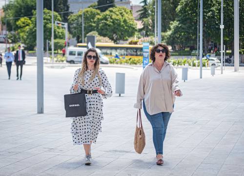 Fotografija 8 - Modno usklađene sugrađanke u lepršavim proljetnim komadima zavladale đirom po gradu