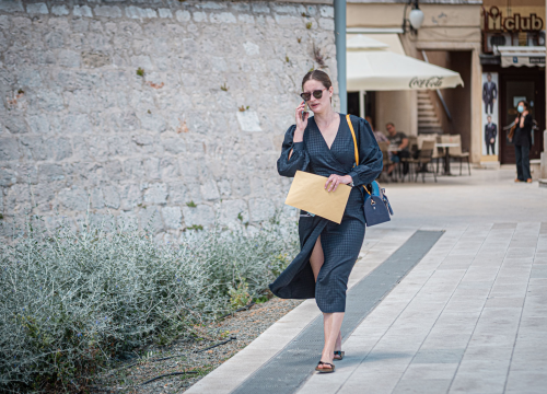 Fotografija 5 - Modno usklađene sugrađanke u lepršavim proljetnim komadima zavladale đirom po gradu