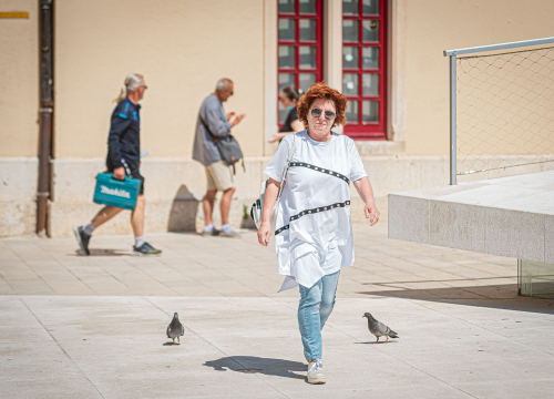 Fotografija 4 - Modno usklađene sugrađanke u lepršavim proljetnim komadima zavladale đirom po gradu