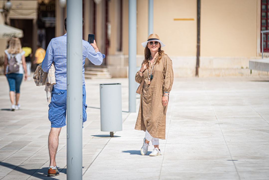 Modno usklađene sugrađanke u lepršavim proljetnim komadima zavladale đirom po gradu