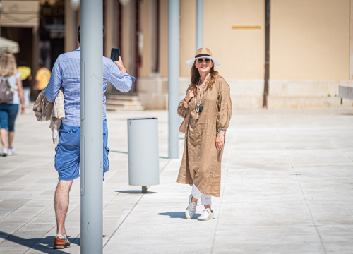 Fotografija 2 - Modno usklađene sugrađanke u lepršavim proljetnim komadima zavladale đirom po gradu