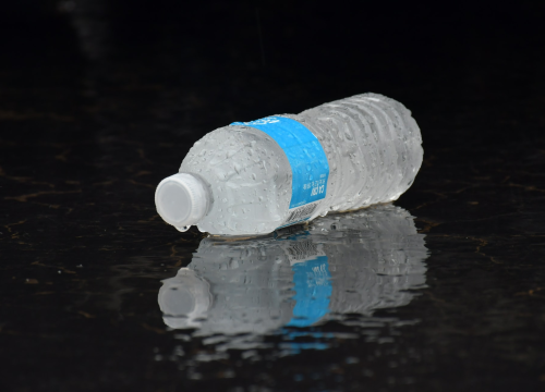 Prestanite piti iz plastičnih boca, pogotovo ljeti