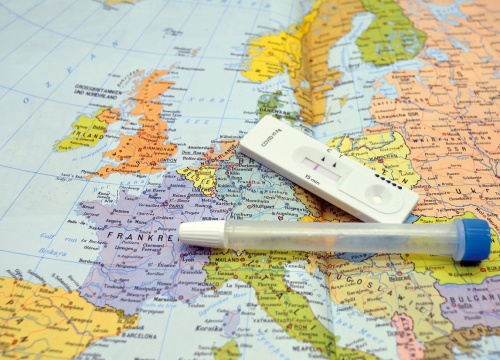 Lažni testovi na koronavirus? 140 putnika zaustavljeno u praškoj zračnoj luci