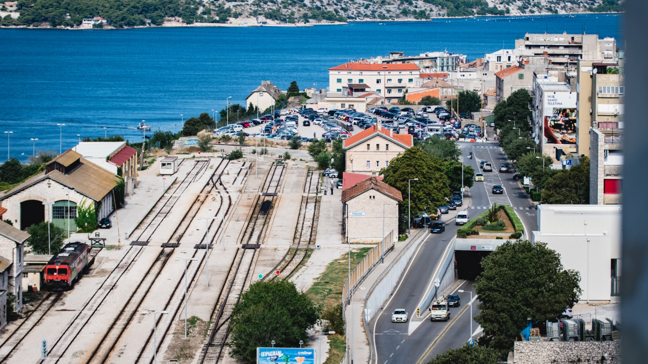 Zbog potresa zatvorena pruga Knin-Šibenik i Knin-Split