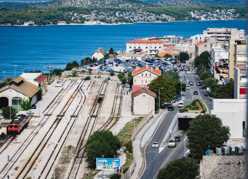 Zbog potresa zatvorena pruga Knin-Šibenik i Knin-Split