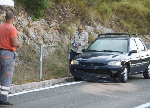 Automobil udario u komad stijene koji se nakon potresa odlomio na cestu