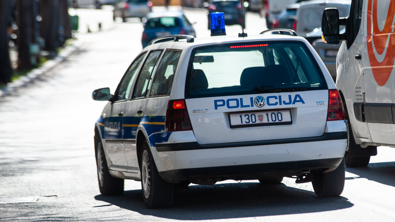 Policija traži lopova koji je iz dućana u Šibeniku pokrao računalnu opremu