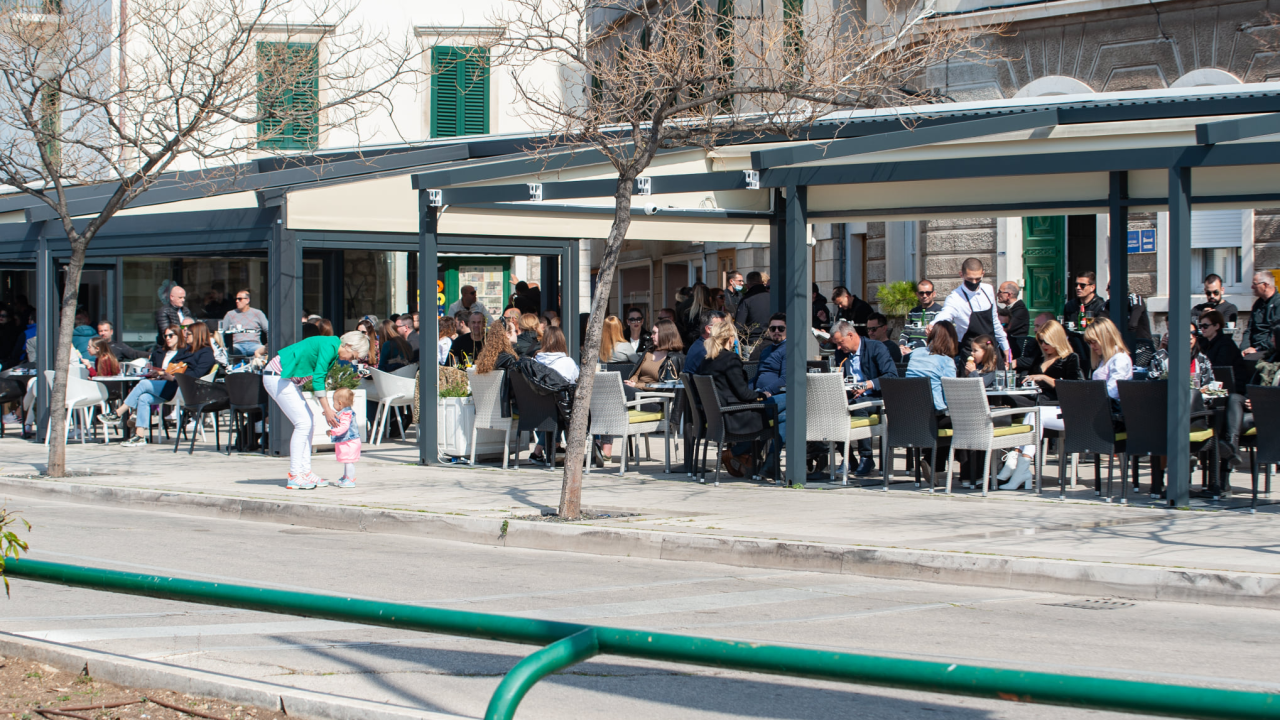 Kafići će od utorka raditi do ponoći, no i dalje samo na terasama