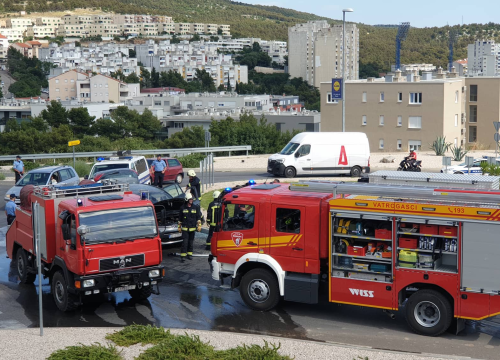 Fotografija 1 - Zapalio se automobil u kružnom toku na Meterizama: 'Svi su izašli na vrijeme'
