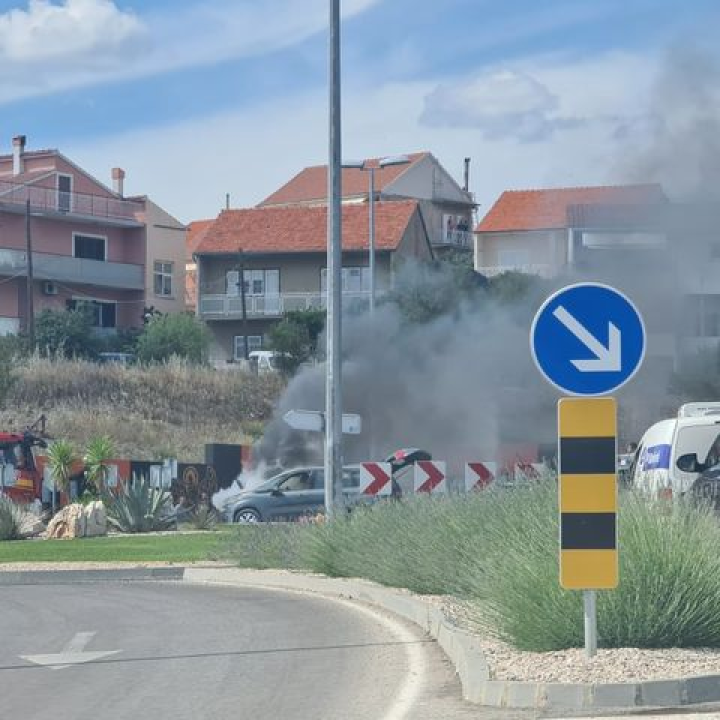 Zapalio se automobil u kružnom toku na Meterizama: 'Svi su izašli na vrijeme'
