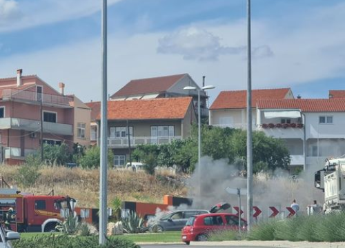 Fotografija 4 - Zapalio se automobil u kružnom toku na Meterizama: 'Svi su izašli na vrijeme'