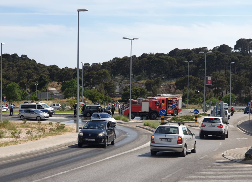 Fotografija 11 - Zapalio se automobil u kružnom toku na Meterizama: 'Svi su izašli na vrijeme'