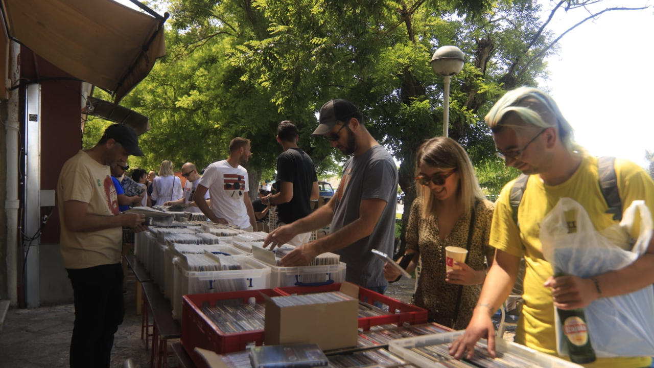 Ako ste slučajno propustili Long Play Day, nemojte Je Veux