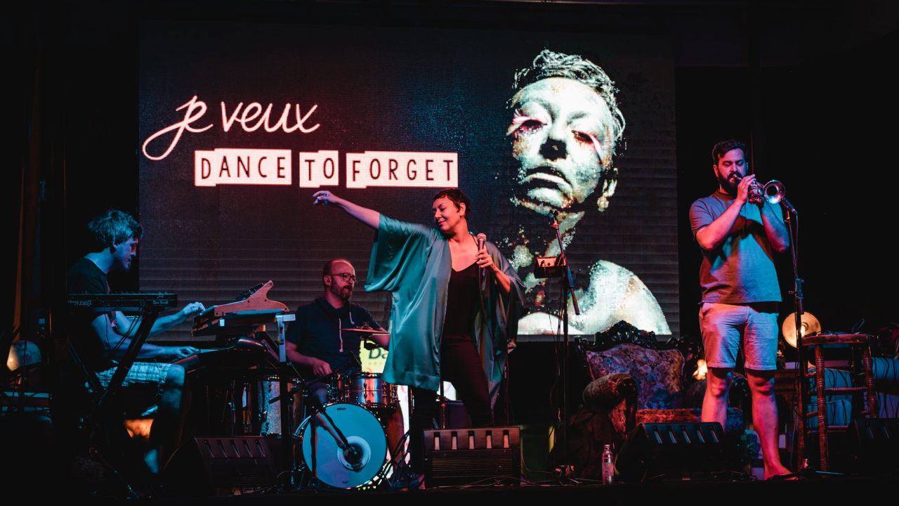 Pogledajte kako je bilo sinoć na koncertu Je Veux ispod katedrale