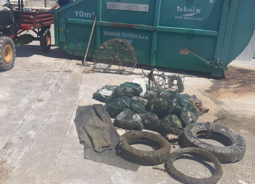 Fotografija 4 - Sve ovo smeće ležalo je na dnu mora: Ronioci iz kaprijske vale izvadili 30 vreća, gume, stare vrše...