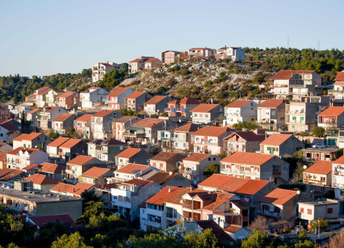 Šibenskoj policiji iz kuće predao pištolj, pet pušaka i preko 200 metaka