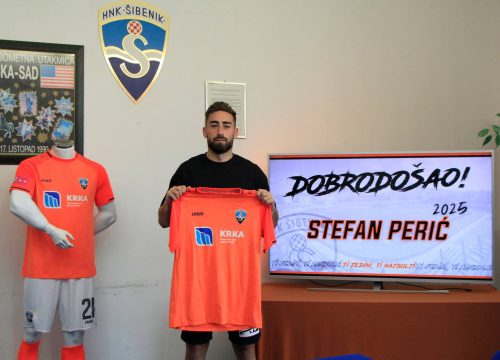 Fotografija 2 - Prvi dolasci na Šubićevac: Ugovore potpisali Benić, Perić i posuđeni dinamovac Marin