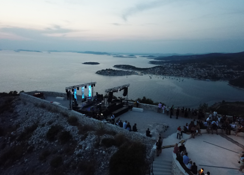 Fotografija 30 - Na primoštenskom brdu Gaj održan koncert 'Tragom Olivera': Pogledajte kako smo se proveli