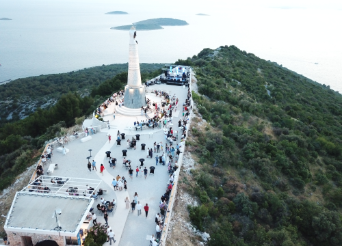 Fotografija 31 - Na primoštenskom brdu Gaj održan koncert 'Tragom Olivera': Pogledajte kako smo se proveli