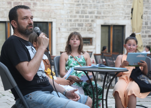 Mala loža: Nik Titanik odgovarao na pitanja malih novinara, Vakula se javio telefonom