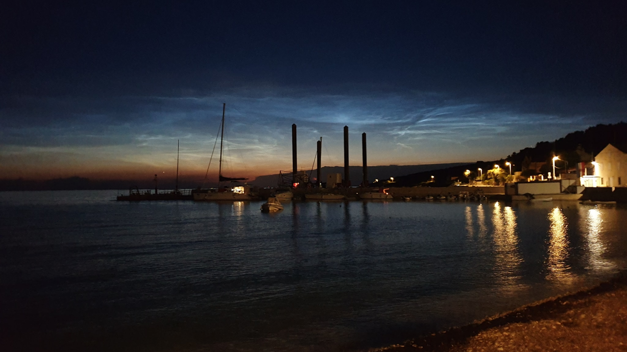 Jeste li i vi uočili svjetleće oblake? Ta rijetka pojava mogla se vidjeti sinoć na nebu iznad Hrvatske