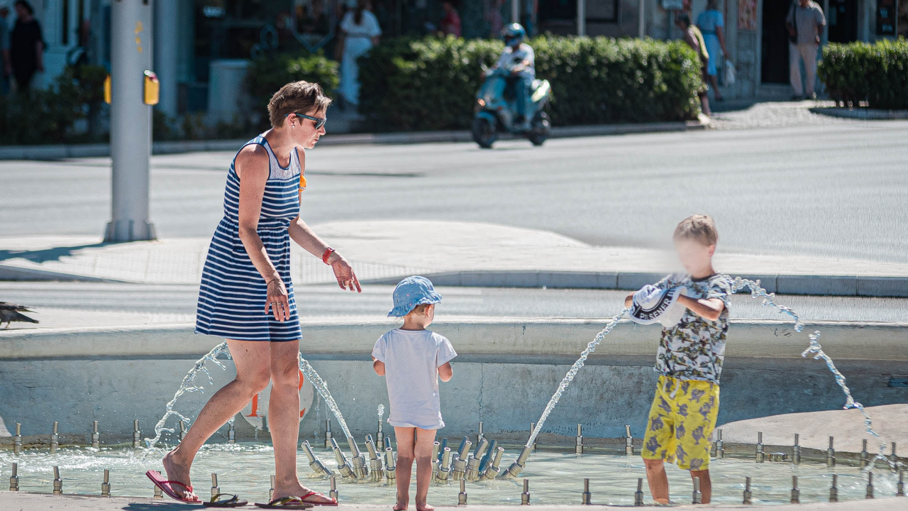 Turistkinja okupala djecu u fontani na Poljani: 'Malenoj je skinula pelene, a voda baš i ne izgleda čisto'