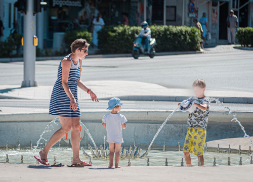 Turistkinja okupala djecu u fontani na Poljani: 'Malenoj je skinula pelene, a voda baš i ne izgleda čisto'