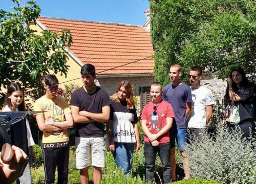 Fotografija 4 - Slavni britanski vrtlar Monty Don snimio emisiju o Samostanskom srednjovjekovnom vrtu sv. Lovre u Šibeniku