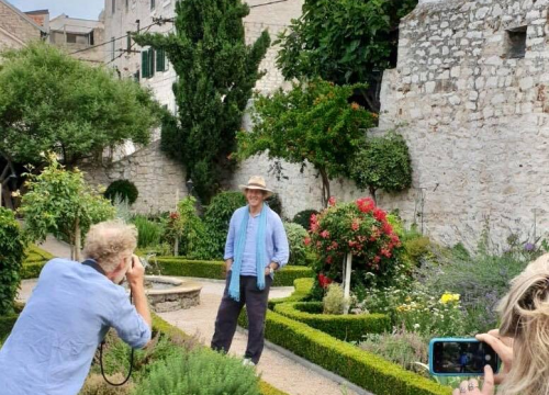Fotografija 8 - Slavni britanski vrtlar Monty Don snimio emisiju o Samostanskom srednjovjekovnom vrtu sv. Lovre u Šibeniku