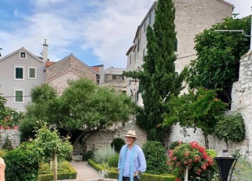 Fotografija 11 - Slavni britanski vrtlar Monty Don snimio emisiju o Samostanskom srednjovjekovnom vrtu sv. Lovre u Šibeniku
