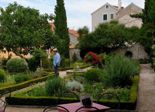 Fotografija 12 - Slavni britanski vrtlar Monty Don snimio emisiju o Samostanskom srednjovjekovnom vrtu sv. Lovre u Šibeniku